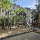 Bild vom Spielplatz anzeigen.
