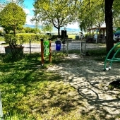 Bild vom Spielplatz anzeigen.