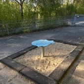 Bild vom Spielplatz anzeigen.