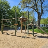 Bild vom Spielplatz anzeigen.