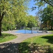 Bild vom Spielplatz anzeigen.