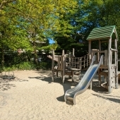 Bild vom Spielplatz anzeigen.