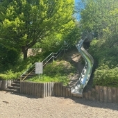 Bild vom Spielplatz anzeigen.