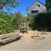 Bild vom Spielplatz anzeigen.