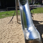 Bild vom Spielplatz anzeigen.