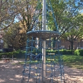 Bild vom Spielplatz anzeigen.