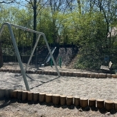 Bild vom Spielplatz anzeigen.