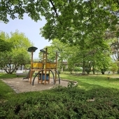 Bild vom Spielplatz anzeigen.