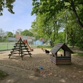 Bild vom Spielplatz anzeigen.