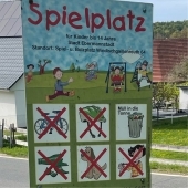 Bild vom Spielplatz anzeigen.