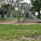 Bild vom Spielplatz anzeigen.