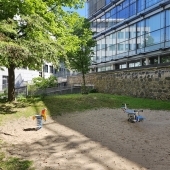 Bild vom Spielplatz anzeigen.