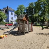 Bild vom Spielplatz anzeigen.