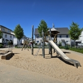 Bild vom Spielplatz anzeigen.
