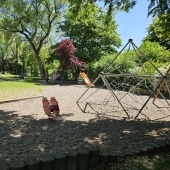 Bild vom Spielplatz anzeigen.