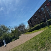 Bild vom Spielplatz anzeigen.