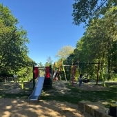 Bild vom Spielplatz anzeigen.