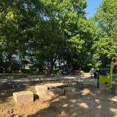 Bild vom Spielplatz anzeigen.