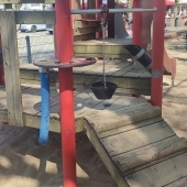 Bild vom Spielplatz anzeigen.