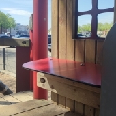 Bild vom Spielplatz anzeigen.
