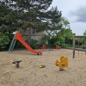 Bild vom Spielplatz anzeigen.