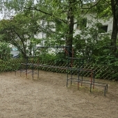 Bild vom Spielplatz anzeigen.