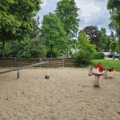 Bild vom Spielplatz anzeigen.