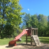 Bild vom Spielplatz anzeigen.