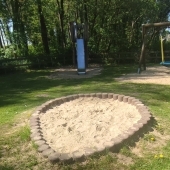 Bild vom Spielplatz anzeigen.
