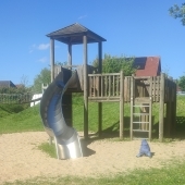 Bild vom Spielplatz anzeigen.