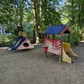 Bild vom Spielplatz anzeigen.