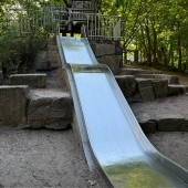 Bild vom Spielplatz anzeigen.