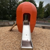 Bild vom Spielplatz anzeigen.