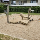 Bild vom Spielplatz anzeigen.