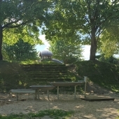 Bild vom Spielplatz anzeigen.