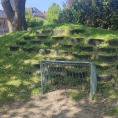Bild vom Spielplatz anzeigen.