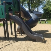 Bild vom Spielplatz anzeigen.
