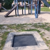Bild vom Spielplatz anzeigen.