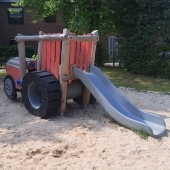 Bild vom Spielplatz anzeigen.