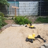 Bild vom Spielplatz anzeigen.