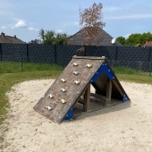 Bild vom Spielplatz anzeigen.