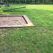 Bild vom Spielplatz anzeigen.