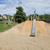 Bild vom Spielplatz anzeigen.