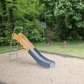 Bild vom Spielplatz anzeigen.
