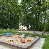 Bild vom Spielplatz anzeigen.