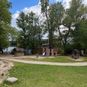 Bild vom Spielplatz anzeigen.