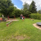 Bild vom Spielplatz anzeigen.