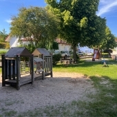 Bild vom Spielplatz anzeigen.