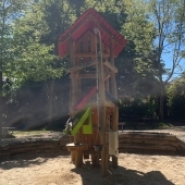 Bild vom Spielplatz anzeigen.