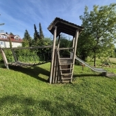 Bild vom Spielplatz anzeigen.